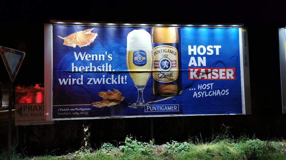 Die kuriose Plakat-Kombination findet sich in Klagenfurt