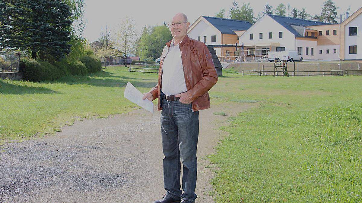 Hofer auf der gemeindeeigenen Wiese vor der Schule, die für Parkzwecke adaptiert werden soll