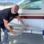 Hagelabwehr-Obmann Josef Mündler vor der neu erworbenen Cessna 182, die eben mit Silberjodid-Generatoren versehen wurde
