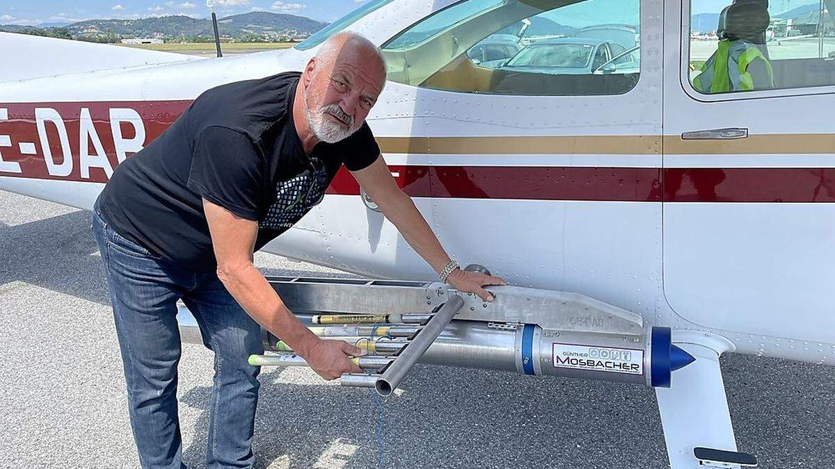 Hagelabwehr-Obmann Josef Mündler vor der neu erworbenen Cessna 182, die eben mit Silberjodid-Generatoren versehen wurde