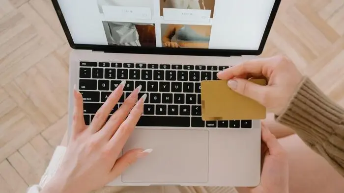 Laptop mit Kreditkarte
