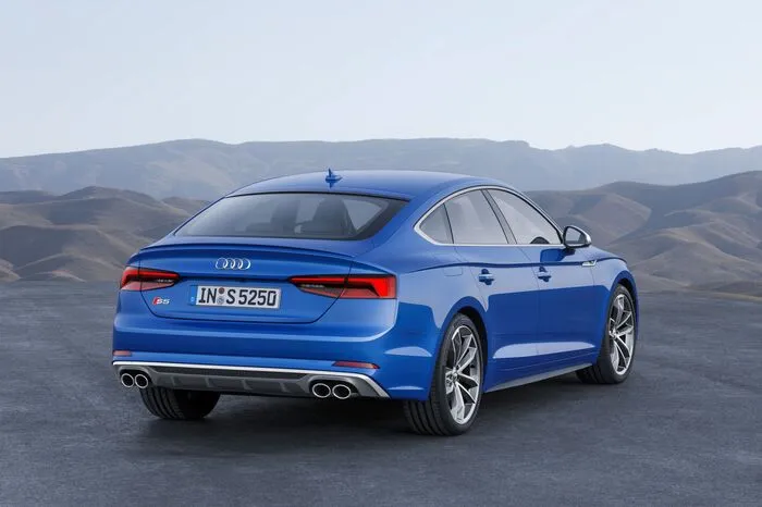 Die Spurweite beträgt vorn 1587 Millimeter und hinten 1568 Millimeter. Der Radstand misst 2824 Millimeter. Die Karosserie soll laut Audi die leichteste im Segement sein: Insgesamt sinkt das Gesamtgewicht der neuen Generation um bis zu 85 Kilogramm auf nur 1470 Kilogramm ohne Fahrer.
