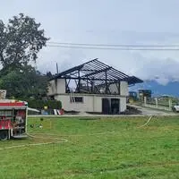 Die Feuerwehr Irschen ist am Dienstag noch mit Nachlöscharbeiten beschäftigt