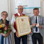Ferdi Tengg bekam von Bürgermeister Christian Scheider der Ehrpfennig der Landeshauptstadt Klagenfurt verliehen. 