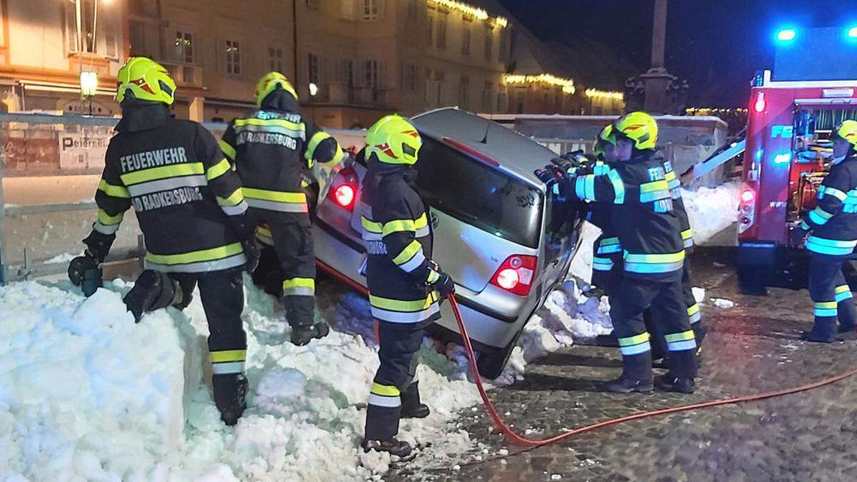 Unter dem Schnee versteckte sich ein Poller. Auf dem blieb das Auto hängen