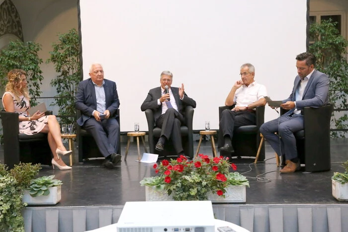 Im Anschluss wurde zum Podiumsgespräch „Der Weg zu einem sozialen Österreich in einem gemeinsamen Europa – was wären die wichtigsten Schritte?“ mit Landeshauptmann Peter Kaiser (Mitte), Flex Althofen-Geschäftsführer Erich Dörflinger (2. von links) und dem Buchautor (2. von rechts) geladen. 