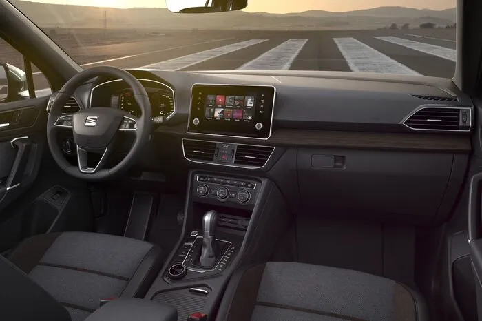 Egal, ob der Innenraum mit fünf oder sieben Sitzen bestückt ist: Darin prangt das volldigitale das virtuelle Cockpit aus dem Technikbaukasten des Volkswagen-Konzerns. Die individuell konfigurierbare Anzeige liefert dem Fahrer über ein hochauflösendes 10,25-Zoll-Display stets die wichtigsten Informationen direkt in sein unmittelbares Blickfeld. Zusätzlich prangt in der Mitte des Armaturenbretts ein Acht-Zoll-Display, über das die Insassen Zugriff auf die Konnektivitätsfunktionen haben.