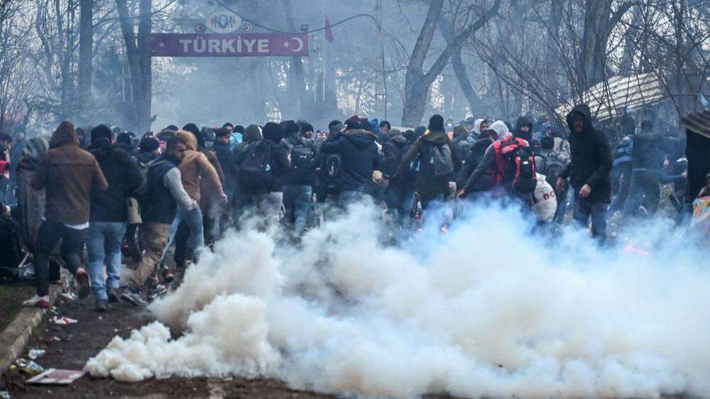 An der Grenze setzt Griechenland Tränengas gegen Flüchtlinge ein