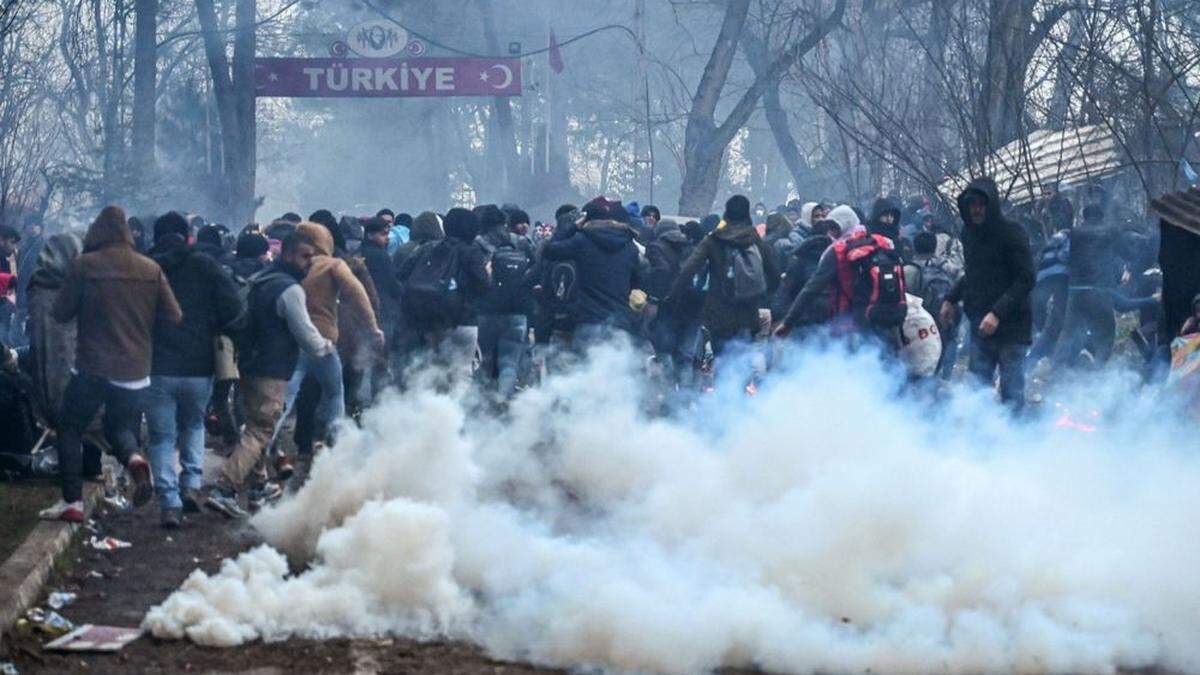 An der Grenze setzt Griechenland Tränengas gegen Flüchtlinge ein