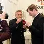 Mit Sonderreporter Michael Großschädl verköstigte mit Josef Herk (WKO) Kernöl aus dem Flachmann
