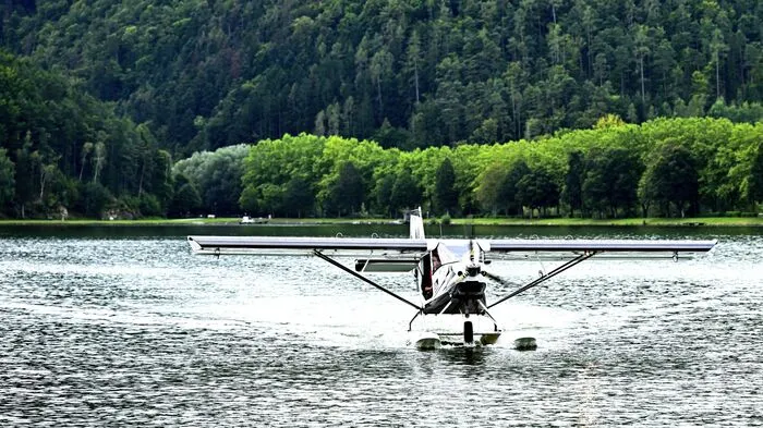 Pilot Alex Kollep kam mit seinem Ultraleicht-Flieger vom Genfer See angeflogen, bei seiner Landung warteten schon viele flugbegeisterte Fans