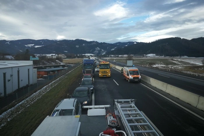 Ein privates Abschleppunternehmen entfernte die beteiligten Fahrzeuge von der Straße.