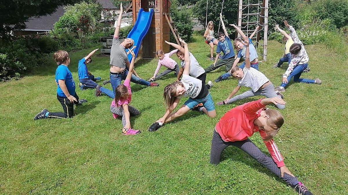 Kinder-Yoga im Garten