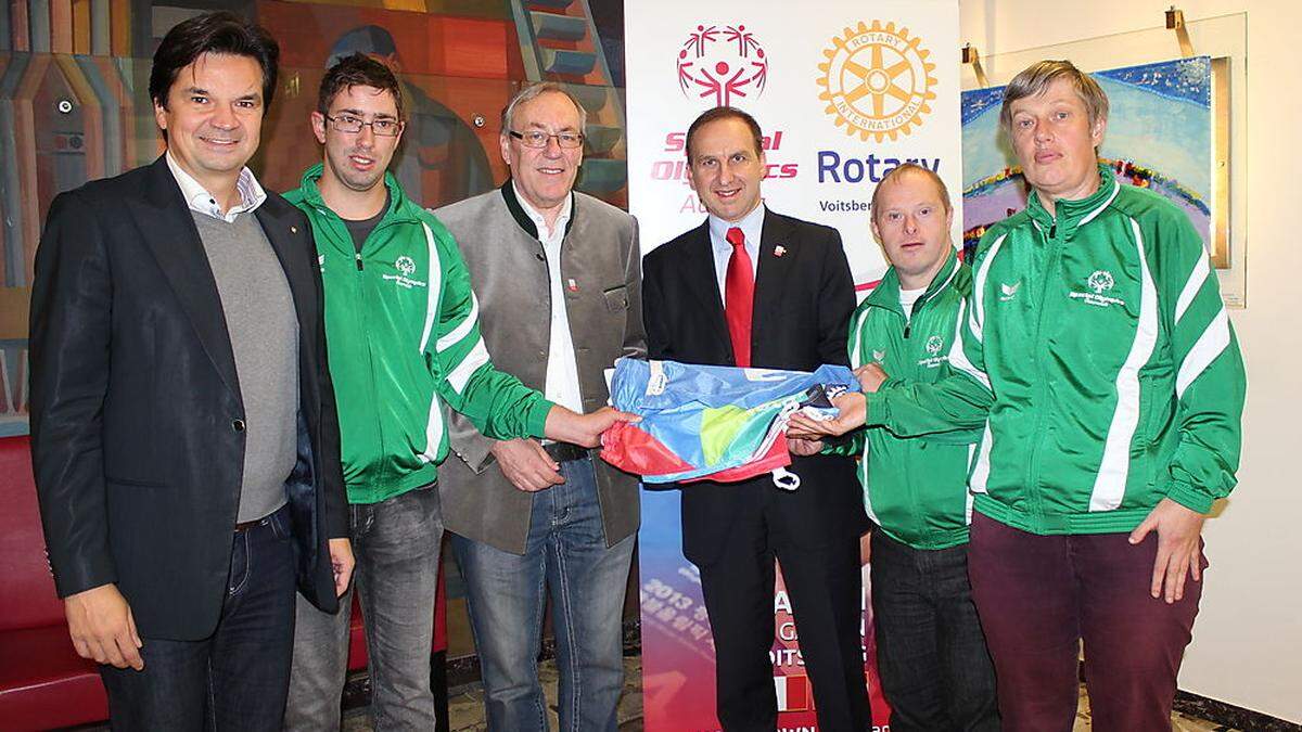 Die Special-Olympics-Delegation überreichte Bürgermeister Ernst Meixner die offizielle Special-Olympics-Flagge