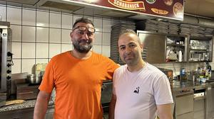 Özkan und Murat vom Brucker Kepablokal „Schabanack“ fiebern dem Match bereits entgegen