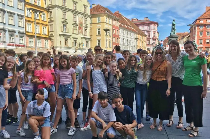 Koordinatorin und Klassenlehrerin Florentina Frey (3. von rechts) mit Kollegin Nicole Masser (2. von rechts) mit einem Teil ihrer NMS-Klasse