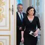 Bundeskanzler Karl Nehammer und Ministerin Elisabeth Köstinger nach dem Ministerrat am 27. April