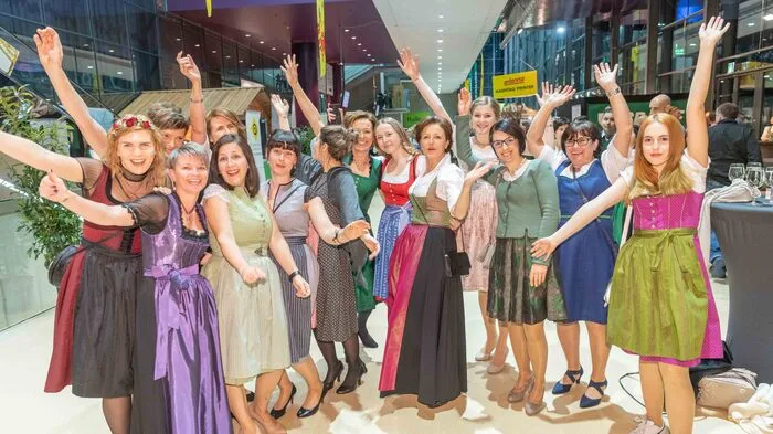 In Tracht am größten Ball Europas! 16.000 Gäste tanzten im Grazer Messecenter an, um beim traditionellen Bauernbundball eine urige Ballnacht zu erleben.