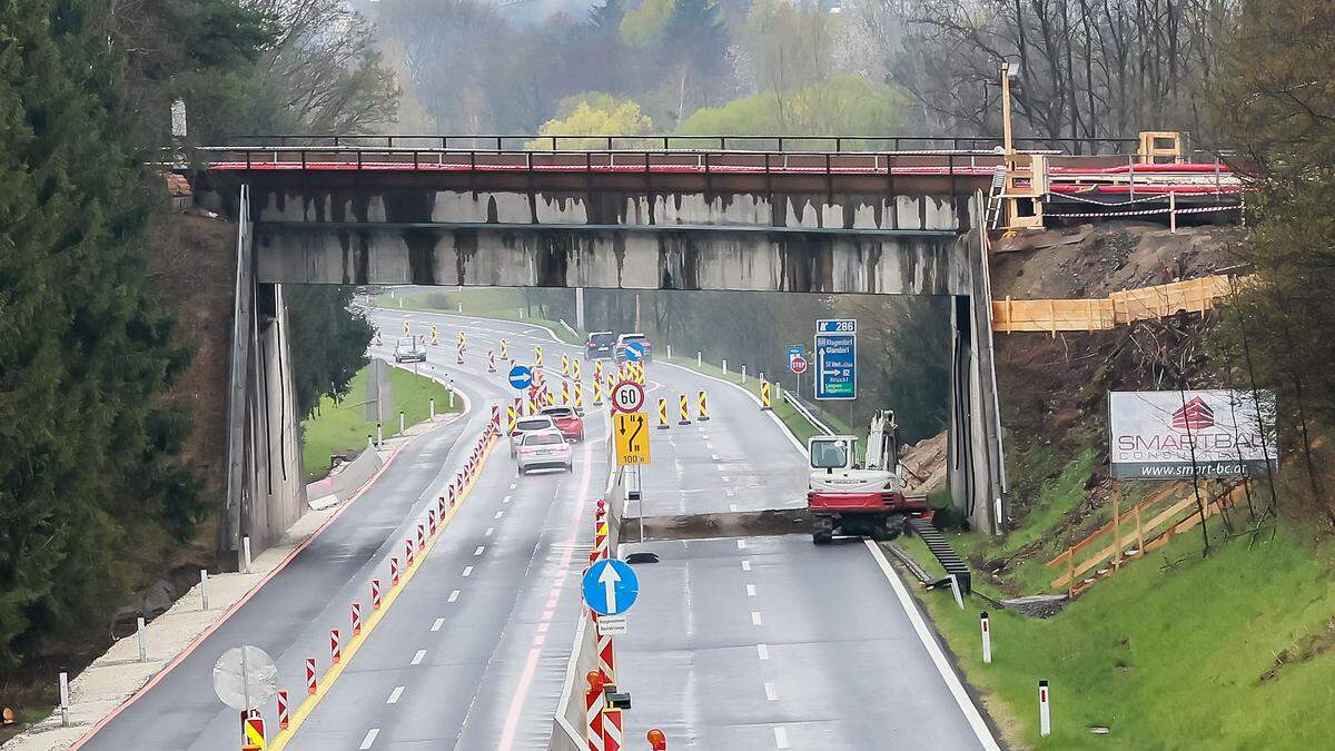 Die Eisenbahnbrücke über die S 37 nördlich von St. Veit wird bereits verbreitert