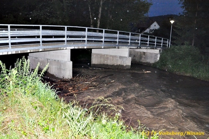 ... an der Brücke zum Wasserkraftwerk Arnstein im Teigitschgraben in Voitsberg angeschwemmt, das sich am Mittelpfeiler zu stauen begann. 