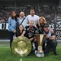 Jon Gorenc Stankovic feierte den Titel mit seiner Famlie - und die war besonders stolz 