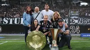 Jon Gorenc Stankovic feierte den Titel mit seiner Famlie - und die war besonders stolz 