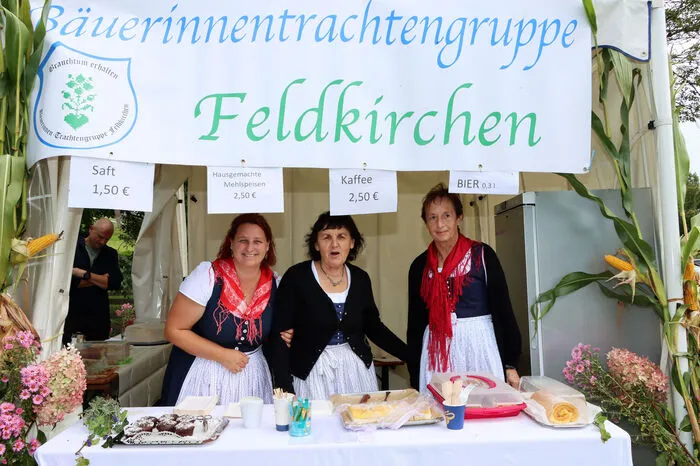 5. Station SonnenresortBäuerinnen Trachtengruppe (am Foto) – Bier, Kaffee, Kuchen und SäfteFamilie Wadl - Speck, Wurst, Leberkäse, &amp; SelchwürsteDorfgemeinschaft Sittich - Wiesenkegeln