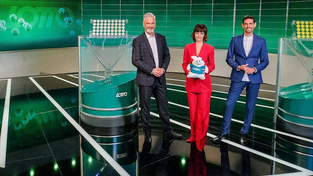 Thomas May, Evelyn Vysher und Ralph Huber-Blechinger vor den neuen Lotto- und Joker-Geräten im modernisierten ORF-Studio