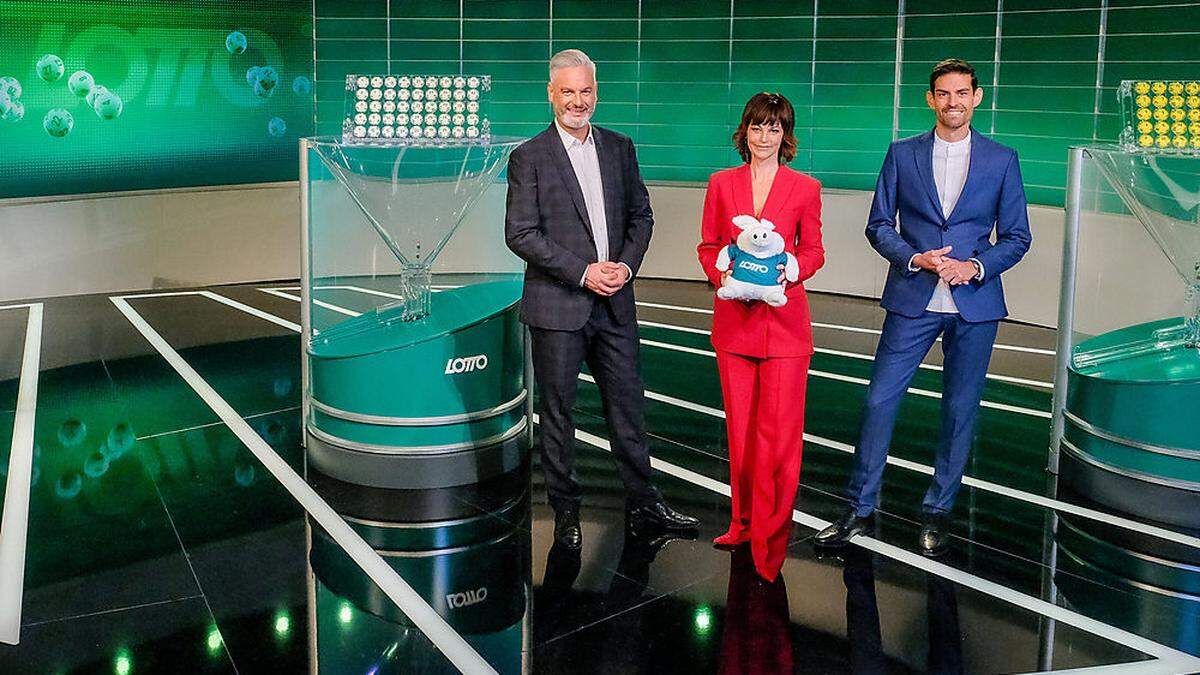 Thomas May, Evelyn Vysher und Ralph Huber-Blechinger vor den neuen Lotto- und Joker-Geräten im modernisierten ORF-Studio