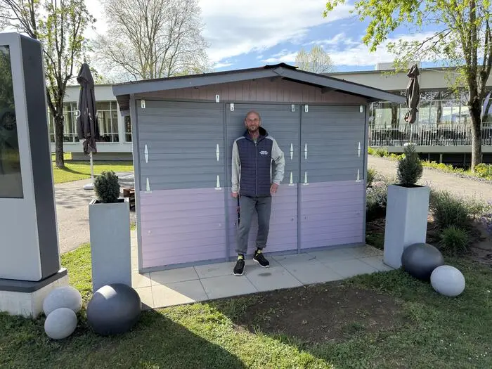 Neben Gartenarbeit und Unterstützung der Haustechnik errichtete Steinbrückner kürzlich eine Gartenhütte mit seinen Kollegen