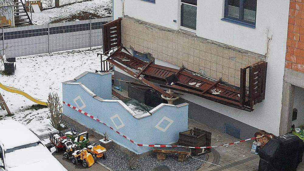 Drei Frauen und ein Kleinkind sind am Montagnachmittag in Lenzing mitsamt einem Balkon dreieinhalb Meter abgestürzt