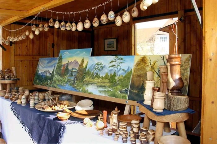 ...Keramik- und Modeschmuck, Schafwollprodukte, Türkränze, Gestecke, Körbe...