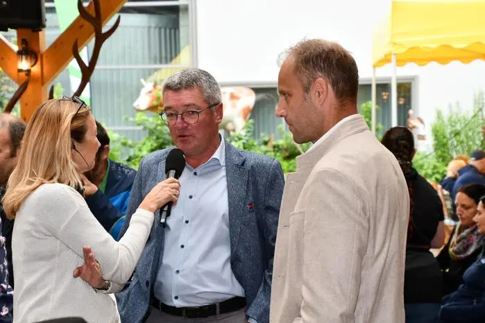 Geschäftsführer Josef Rieberer (Bildmitte) mit Braumeister Michael Göpfart im Interview mit Bettina Zajc