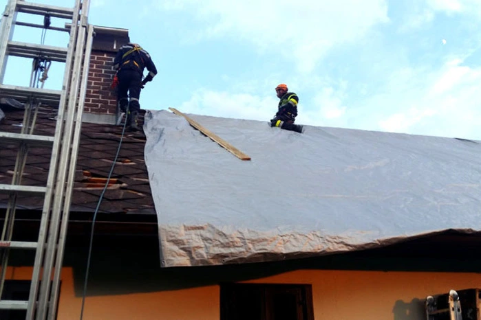 In Wollsdorf wurden Hausdächer beschädigt. Behelfsmäßig wurden sie mit Planen abgedeckt.