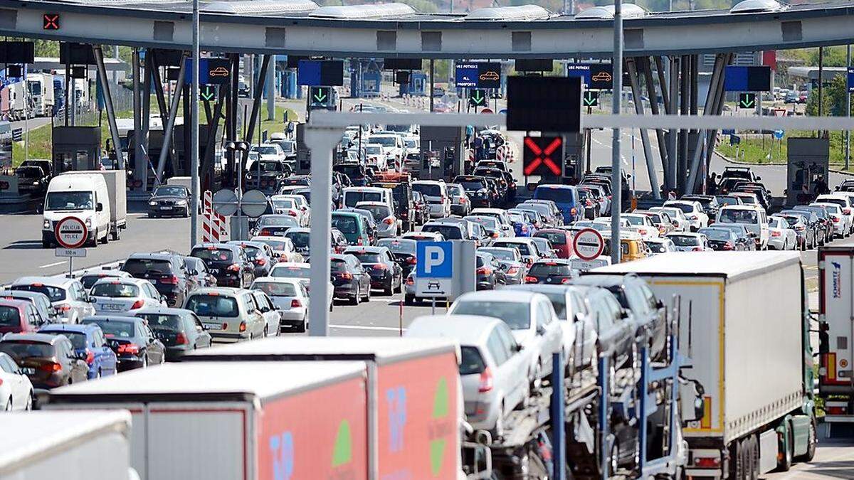 Stundenlanges Warten am Grenzübergang Bregana