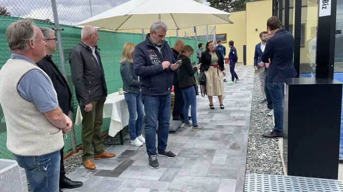 Eine Handvoll geladener Gäste fand sich zur Eröffnung der Anlage ein - alle natürlich getestet, geimpft oder genesen.