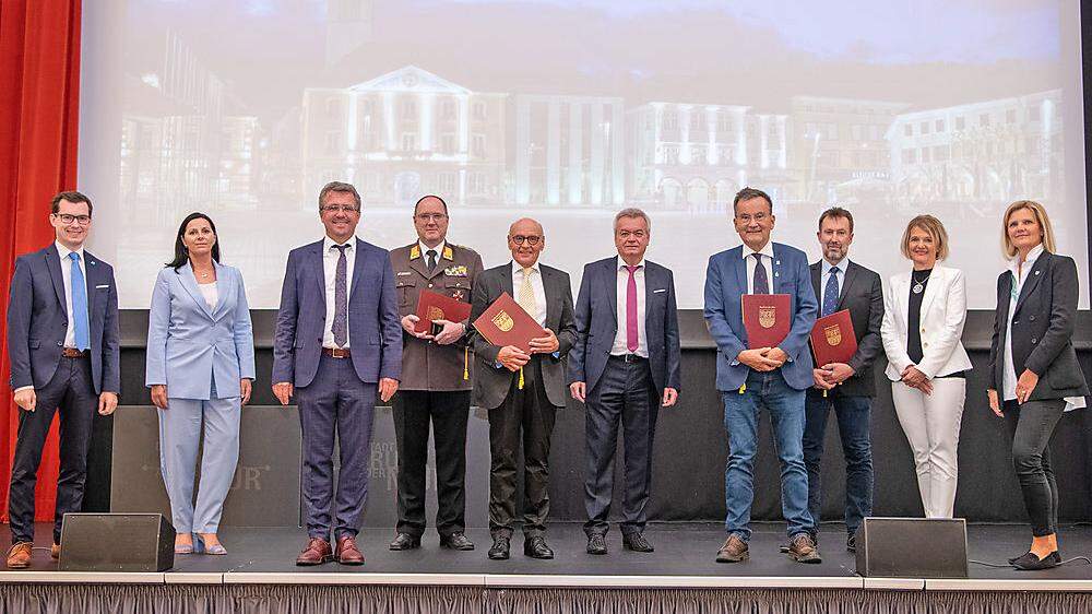 Die Träger hoher Auszeichnungen der Stadt Bruck mit ihren Gratulanten im Stadtsaal