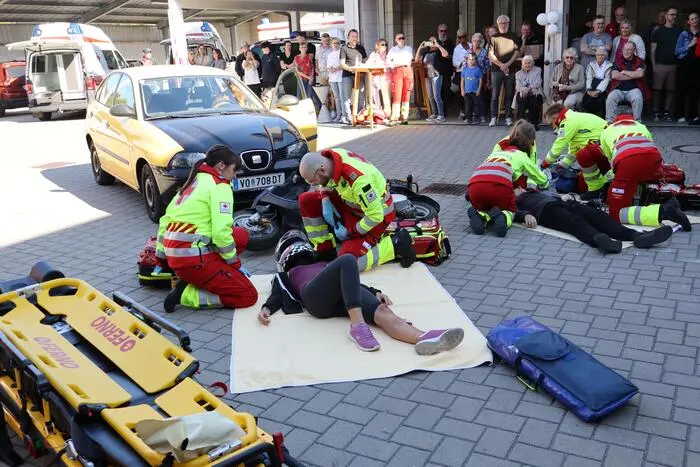 Ein besonderer Höhepunkt war eine Schauübung. Angenommen wurde ein Verkehrsunfall mit zwei Schwerverletzten. Zwei Rettungsmannschaften und ein Notarztteam zeigten den Besuchern, wie ein solcher Einsatz abläuft.