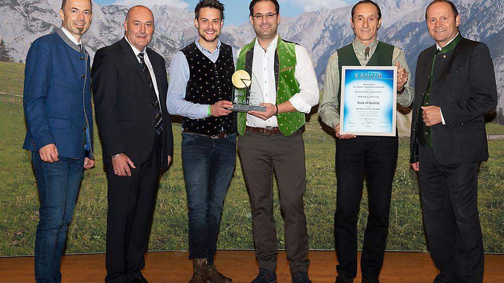 Tirols Landwirtschaftskammerpräsident Josef Hechenberger (links) und Landeshauptmann-Stellvertreter Josef Geisler (ÖVP) gratulierten den Vertretern der Kärntenmilch