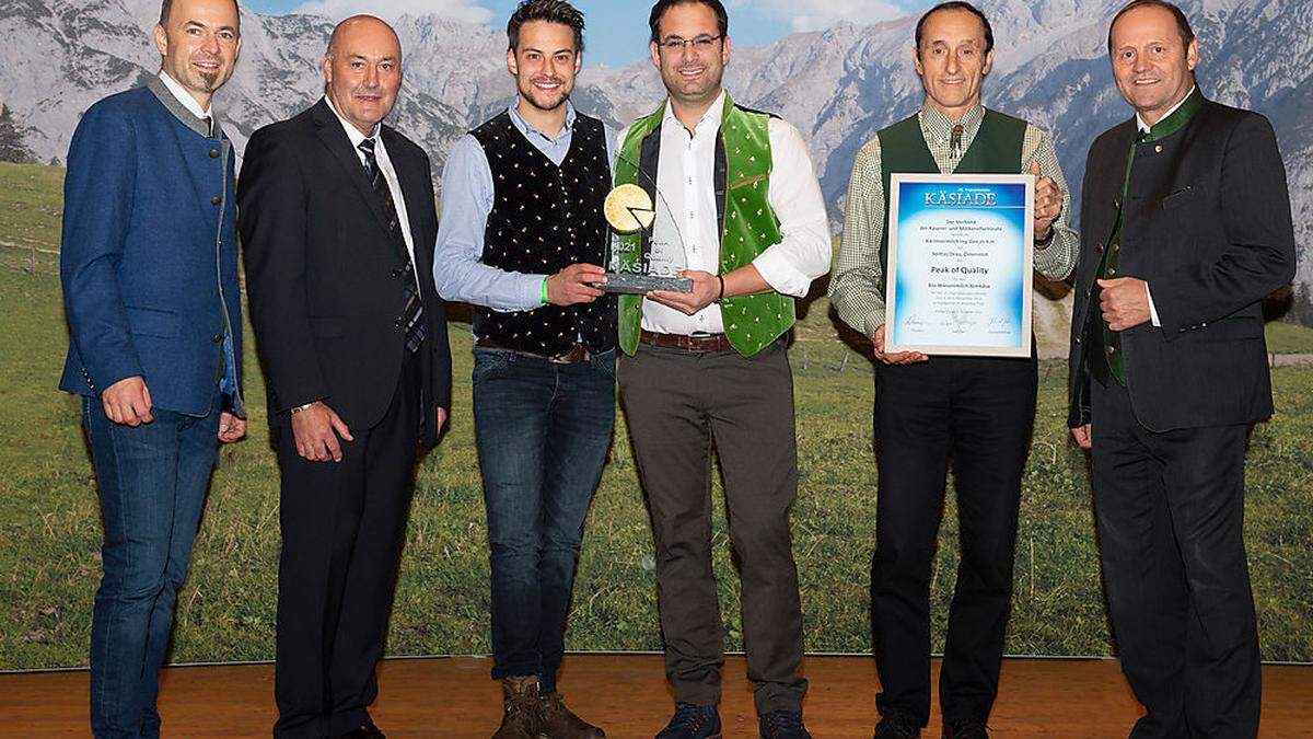 Tirols Landwirtschaftskammerpräsident Josef Hechenberger (links) und Landeshauptmann-Stellvertreter Josef Geisler (ÖVP) gratulierten den Vertretern der Kärntenmilch