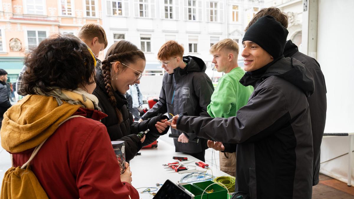 Typische Handgriffe aus unterschiedlichen Berufsfeldern konnten vor Ort ausprobiert werden