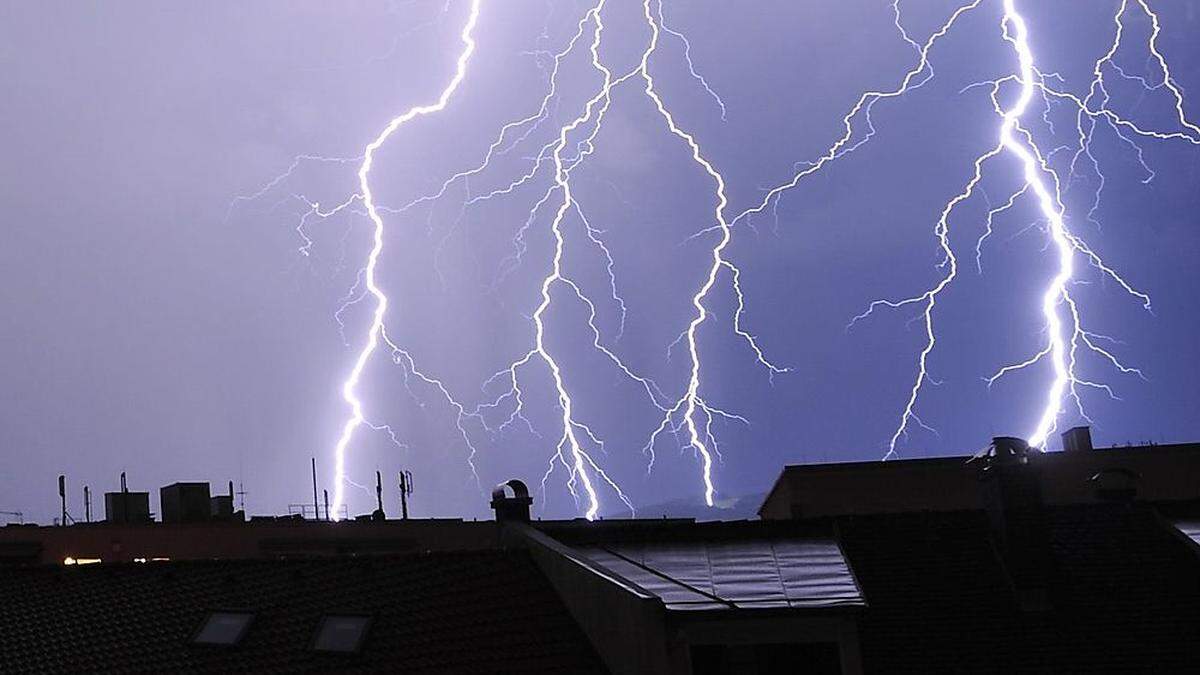 Ein Blitz schlug am Dienstag neben einer Lagerhalle ein (Symbolfoto)