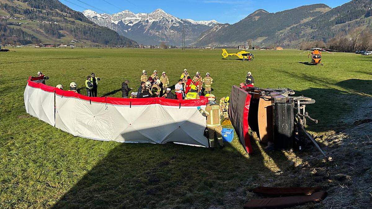 Kutschenunfall im Zillertal | Die Einsatzkräfte leisteten Erste Hilfe und sicherten die Unfallstelle