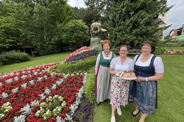 Heuer übernimmt Erna Schwengerers Nichte, Brigitte Notter (rechts im  Bild) die Geschäfte rund um den Krapfenkirtag.