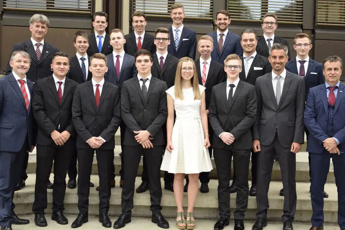 Die Schülerinnen und Schüler der 5AHWIM: Kilian Chibidziura, Simon Gartner, Alexander Glössl, Paul Kiedl, Alexander Köck, Reinhard Maier, Simon Mandl, Stefan Mayrhofer, Manuel Meister, Tobias Meixner, Verena Pechtl, Florian Pichler, Raphael Stadlober, Benjamin Tahiri, Betim Tahiri, Christoph Tieber, Daniel Tödtling, Julian Wallner, Fabian Zotter. Klassenvorstand: Wolfgang Koschar.