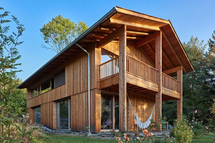 Holzbaupreis für Private Wohnbauten - Handwerkspreis: Haus DesiminiBauherrin: Cornelia DesiminiArchitektur/Planung: LP architektur ZTHolzbau: Holzbau Luttenberger Urteil der Jury:Das ist ein Holzhaus – durch und durch! Hier wird nicht der Versuchung nachgegeben, einen anderen Baustoff in den Vordergrund zu lassen. Sägeraue Lärche im Außenbereich, Fichtenwände und gekalkte Lärchenböden im Inneren signalisieren, dass die umgebenden Bäume nicht nur Kulisse sind.