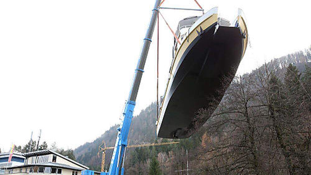 Ein Kran mit einer Hubkraft von mehreren Tonnen war  nötig, um das Schiff in den See zu heben
