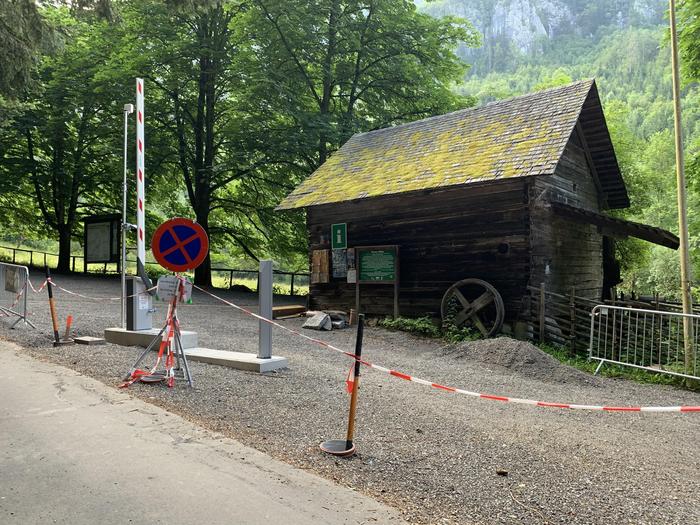 Die Schrankenanlage bei den „Premiumparkplätzen“ steht  | Die Schrankenanlage bei den „Premiumparkplätzen“ steht 