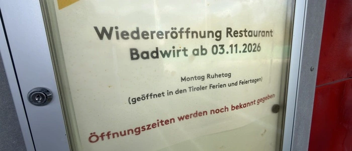 Ein Schild kündigt die Wiedereröffnung des Badwirts an