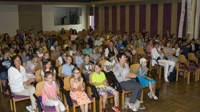 Das Leseprojekt „Lesekaiser“ der Gemeindebücherei Fohnsdorfmit den Volksschulen Fohnsdorf und Dietersdorf hat ein Ziel: Kindern durch Schaffung von Leseerlebnissen eine lustvolle und damit lang anhaltende Freude am Lesen zu vermitteln.